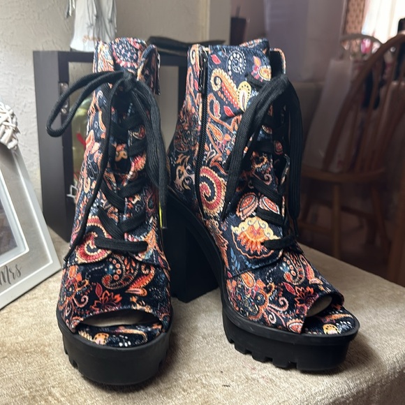 Jessica Simpson Chunky Block Heel Bootie - Picture 6 of 6